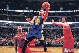 詹皇暂停时斜眼怒瞪艾顿，这表情连东契奇也难以招架，更别说顿巴斯莫尔了！